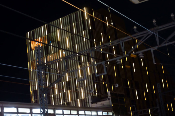 Модное цифровое освещение ночью в коммерческих помещениях - Фото, изображение