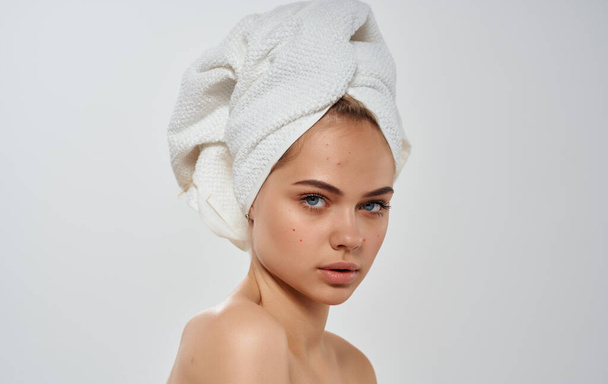 Mujer feliz con toalla en la cabeza piel limpia cosmetología hombros desnudos - Foto, Imagen