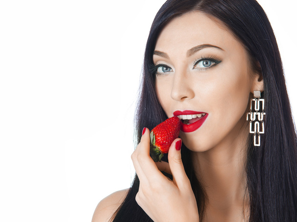 イチゴを食べる女性 - 写真・画像