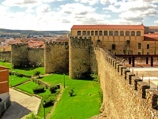 Панорама і вид на середньовічні стіни і замок міста Пласенсіа, Касерес, Іспанія. - Фото, зображення