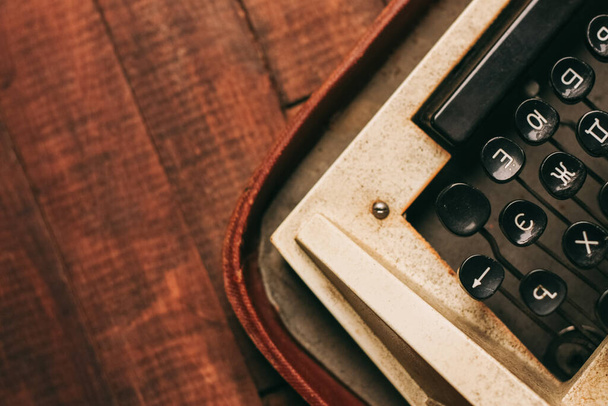 machine à écrire rétro sur fond en bois et texture de décoration en papier - Photo, image