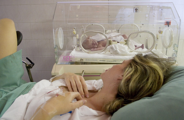 Yeni doğan bebeğin doğumdan sonra anne ile - Fotoğraf, Görsel