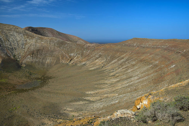 Caldera Blanca, cratère blanc, le plus large cratère volcanique de Lanzarote, îles Canaries, Espagne. - Photo, image