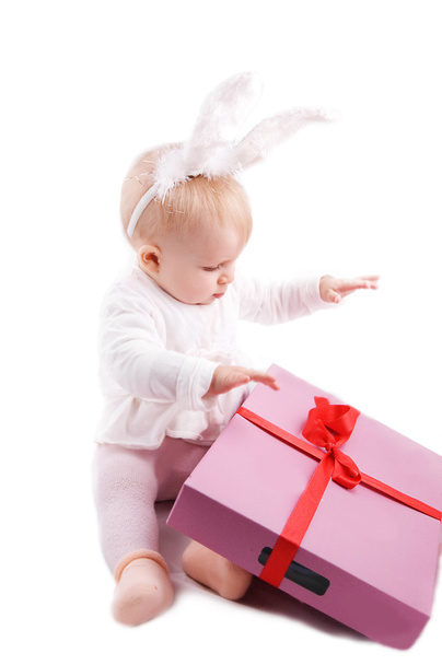 Bebé en traje de conejo con regalo rosa
 - Foto, imagen