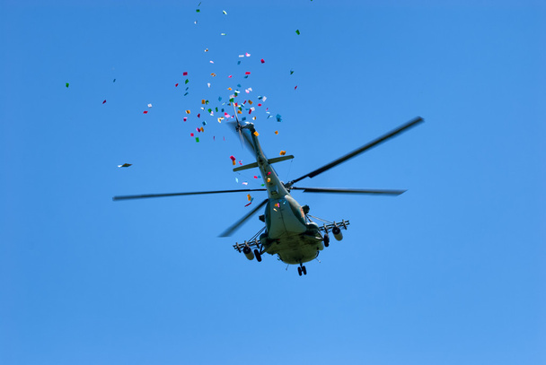 vojenský vrtulník vyvolá slavnostní leták - Fotografie, Obrázek