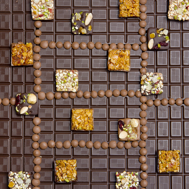 Шоколадні батончики з шоколадними цукерками
 - Фото, зображення