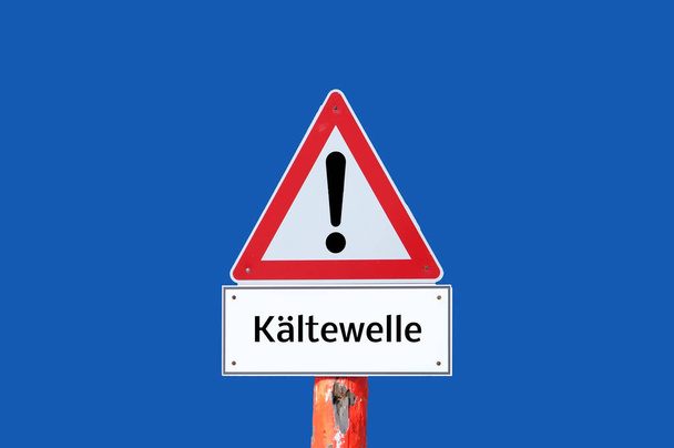 Varoitusmerkki kylmästä loitsusta sinisellä pohjalla saksaksi - Valokuva, kuva
