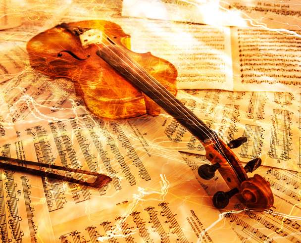 Vieux violon couché sur la feuille de musique
 - Photo, image