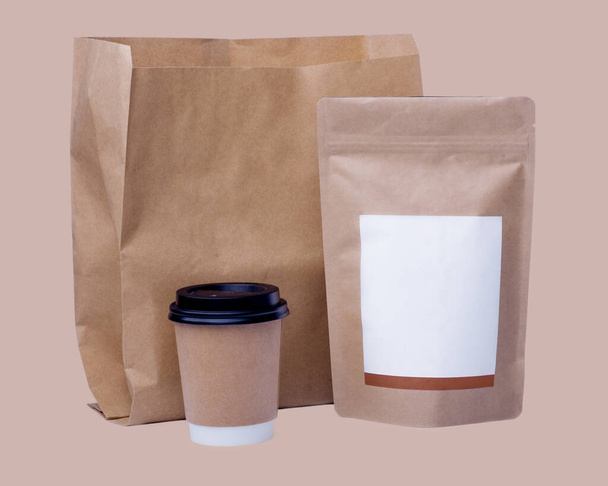 maqueta de reciclaje de taza de papel, bolsa de papel, bolsa de grano de café sobre un fondo rosa - Foto, Imagen