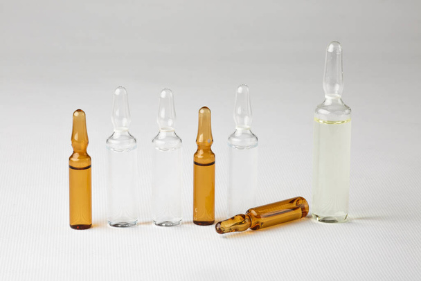Medische ampullen voor injectie geïsoleerd op witte achtergrond. Geneesmiddelen en ziektebehandeling, farmacologie en wetenschapsconcepten - Foto, afbeelding