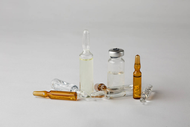 Medizinische Injektionsampullen isoliert auf weißem Hintergrund. Medikamente und Krankheitsbehandlung, Pharmakologie und wissenschaftliche Konzepte - Foto, Bild