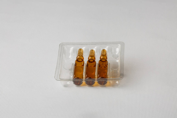 Ampollas médicas inyectables aisladas sobre fondo blanco. Medicamentos y tratamiento de enfermedades, farmacología y conceptos científicos - Foto, imagen