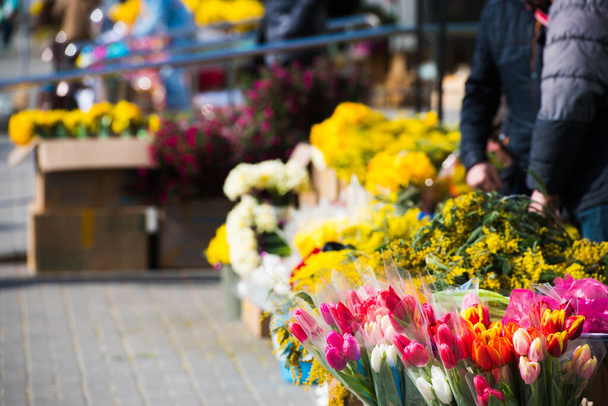 Mercado de flores. A vender flores. Bouquets de tulipas coloridas - Foto, Imagem