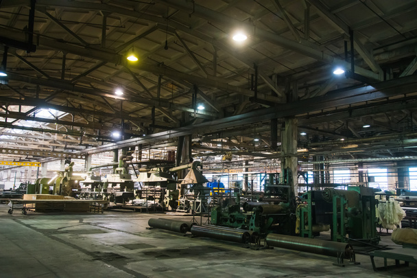 工場の広大な敷地内にある大規模な生産工場 - 写真・画像