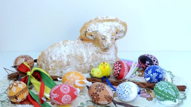 Wielkanocne dekoracje - pamięci ram do jedzenia z pisanki i inne ozdoby - Materiał filmowy, wideo