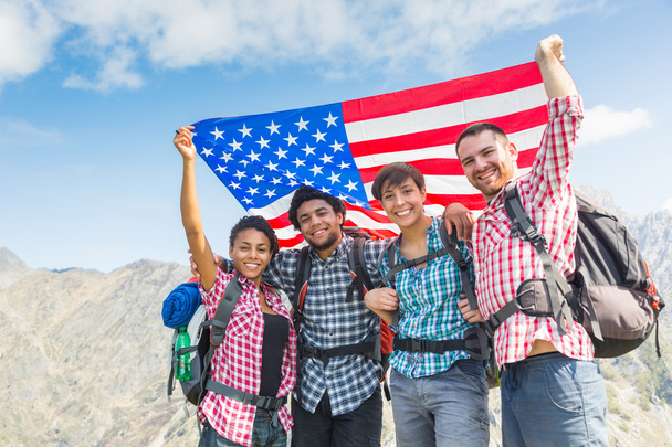 People with USA Flag on top of Mountain - Foto, afbeelding