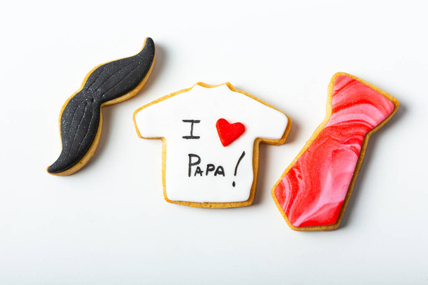 assortiment van handgemaakte t-shirt en stropdas koekjes als geschenk voor vaderdag - Foto, afbeelding