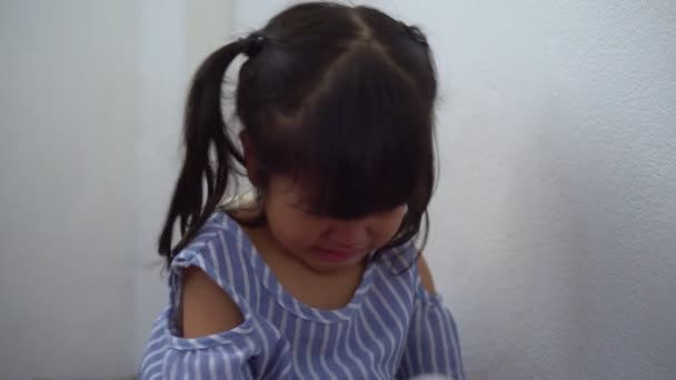 Vrh asijské dívka sedí v pokoji conner a pláče po potrestán výpadku. - Záběry, video