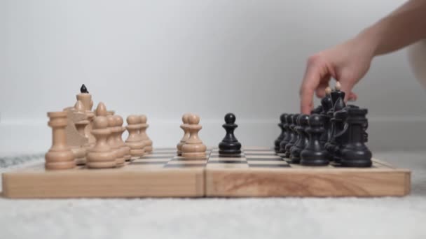 Placa de xadrez close-up, a mão feminina faz um movimento figura preta - Filmagem, Vídeo