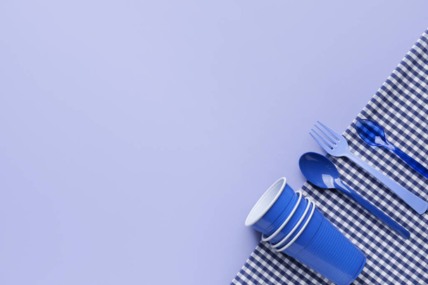 Plastové kelímky, lžíce a vidličky na barevném pozadí - Fotografie, Obrázek