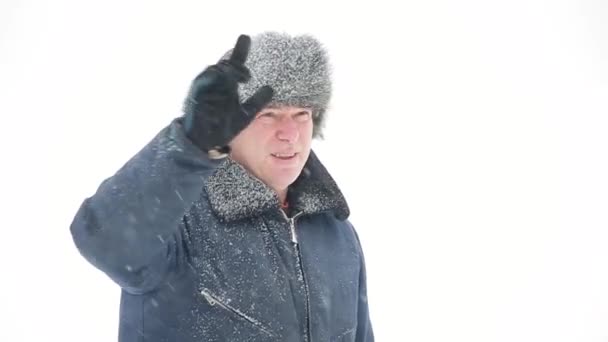 Muž na pozadí zasněžené pláně ve sněhu - Záběry, video