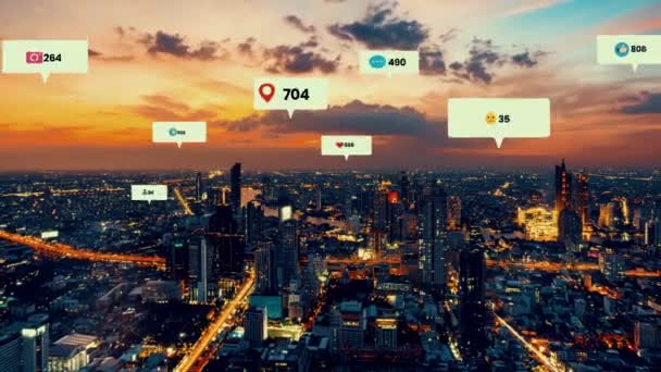 Sosiaalisen median kuvakkeet lentää kaupungin yli keskustassa osoittaa ihmiset sitoutuminen yhteys - Materiaali, video