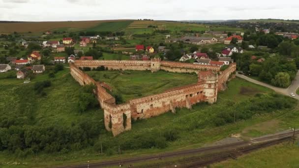 Staroselský hrad v oblačný den Ukrajina letecký pohled. - Záběry, video