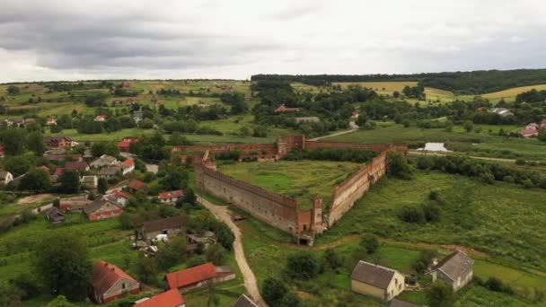 Het Staroselski kasteel op bewolkte dag Oekraïne luchtfoto panorama uitzicht. - Video