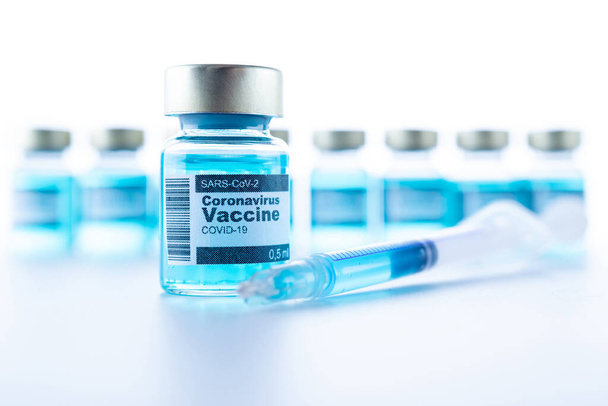Tıbbi iğne şişeleri. Grip virüsünü ve koronavirüsü korumak için iğneli tıbbi şırınga. Kapak aşısı beyaza izole edilmiş. Hastanede sağlık hizmeti - Fotoğraf, Görsel