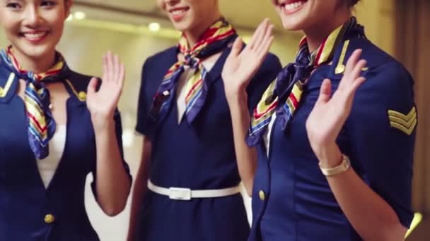 A légiutas-kísérő személyzet integet, hogy üdvözöljék vagy búcsúzzanak el. - Felvétel, videó