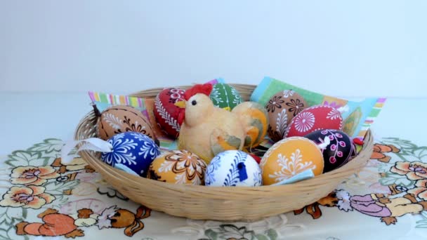 Пасхальное украшение - положить корзину с покрашенными яйцами на стол
 - Кадры, видео