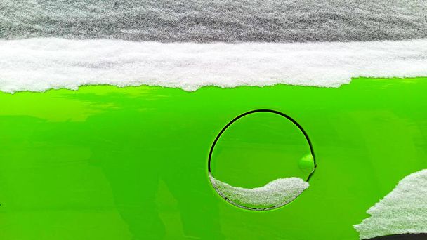 zöld autó alatt a hó téli koncepció - Fotó, kép