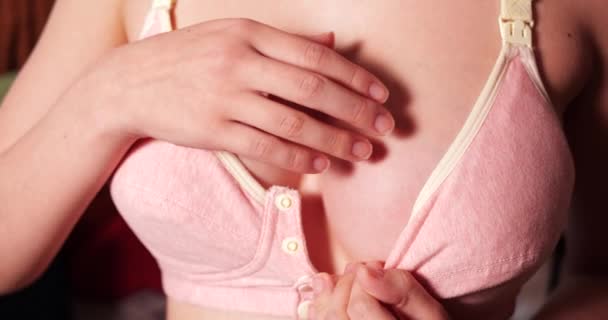 roodgekleurde moeders die borstvoeding geven. Close-up van een meisjesborst die lijdt aan mastitis of lactostase. slow motion - Video