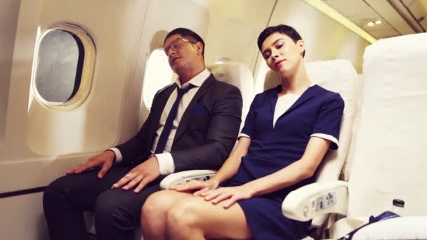 Los pasajeros que se estiran para relajarse muscular en el avión - Metraje, vídeo