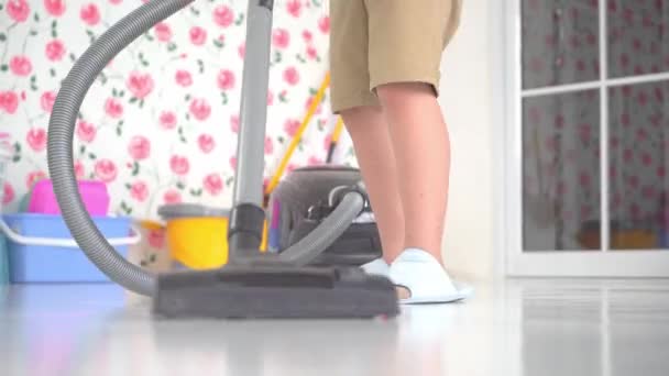 小さな男の子が家の床をほこりに掃除機を使用しているショットを閉じた. - 映像、動画