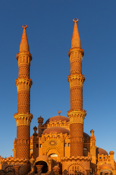 Meczet Al-Sahaba to najnowsza muzułmańska świątynia w Sharm El Sheikh. Architektura łączy styl osmański i Mamluk. - Zdjęcie, obraz