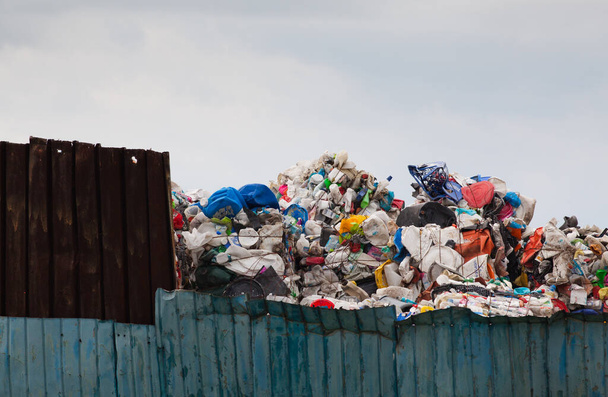 stapel vuilniszakken op straat - Foto, afbeelding