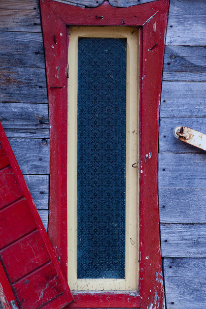 Cam kapılı eski ahşap ev - Fotoğraf, Görsel