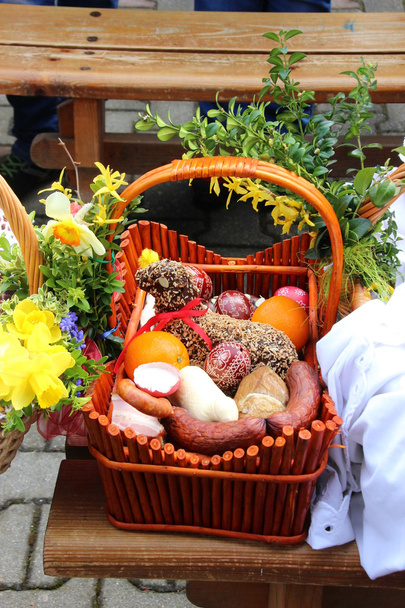 Традиционная пасхальная корзина с едой
 - Фото, изображение