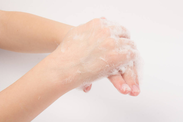 Coronavirus-Reisevorbeugung. Kind zeigt Händehygiene beim Händewaschen mit Seife in heißem Wasser gegen Coronavirus-Keime. - Foto, Bild