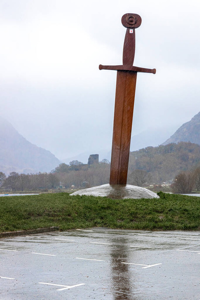 Una lama dei giganti, simbolo gallese al lago di Llyn Padarn, Galles, Regno Unito - Foto, immagini