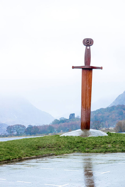Una espada de los Gigantes, un símbolo galés en el lago de Llyn Padarn, Gales, Reino Unido - Foto, imagen