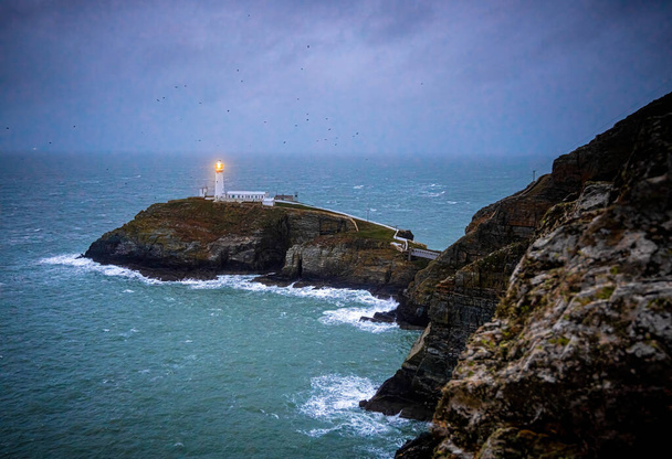 Ein Leuchtturm auf South Stack, einer Insel vor Holy Island an der Nordwestküste von Anglesey in Wales, Großbritannien - Foto, Bild