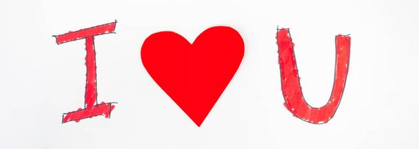 signo de amor, corazón rojo sobre un fondo blanco significa que el amor verdadero es un buen deseo para aquellos que aman, la alegría de que sus seres queridos son felices. - Foto, Imagen
