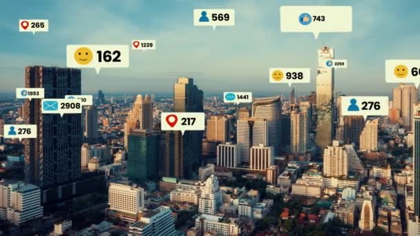 Social-Media-Ikonen fliegen über die Innenstadt und zeigen Menschen, die sich engagieren - Filmmaterial, Video