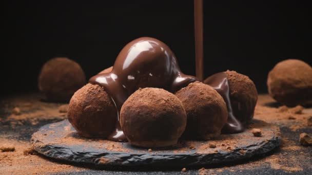 Schokolade auf Trüffeln, geschmolzene Schokoladenglasur auf schwarzem Schiefer - Filmmaterial, Video
