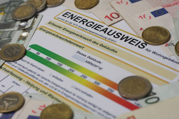Formulaire certificat énergétique pour une preuve d'efficacité énergétique en langue allemande "Energieausweis" avec billets et pièces en euros - Photo, image