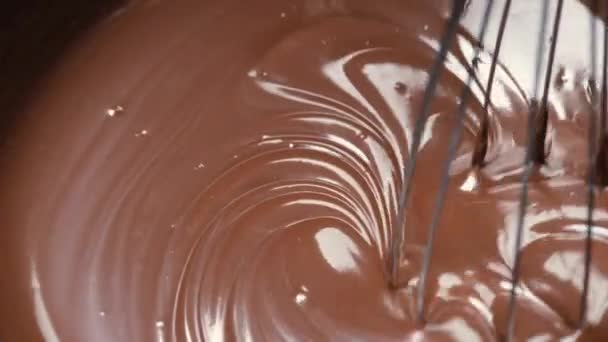 Chocolate derretido. Misturar chocolate líquido com batedor. Turbilhão de chocolate quente líquido - Filmagem, Vídeo