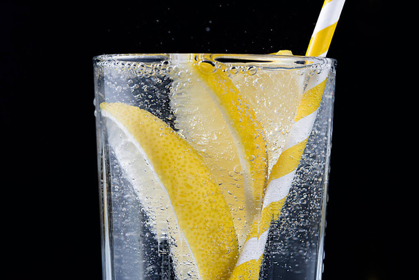 Gin & tonik citrommal és szalmával - Fotó, kép