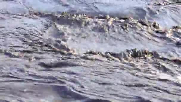 Detailní záběr, proudící proud špinavé vody po silném dešti. - Záběry, video
